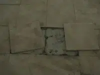 אריחים מתנתקים ברצפה