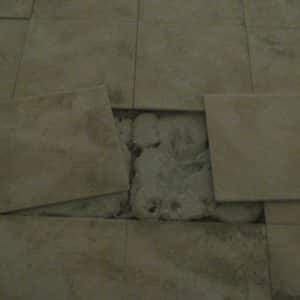 אריחים מתנתקים ברצפה