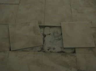 אריחים מתנתקים ברצפה